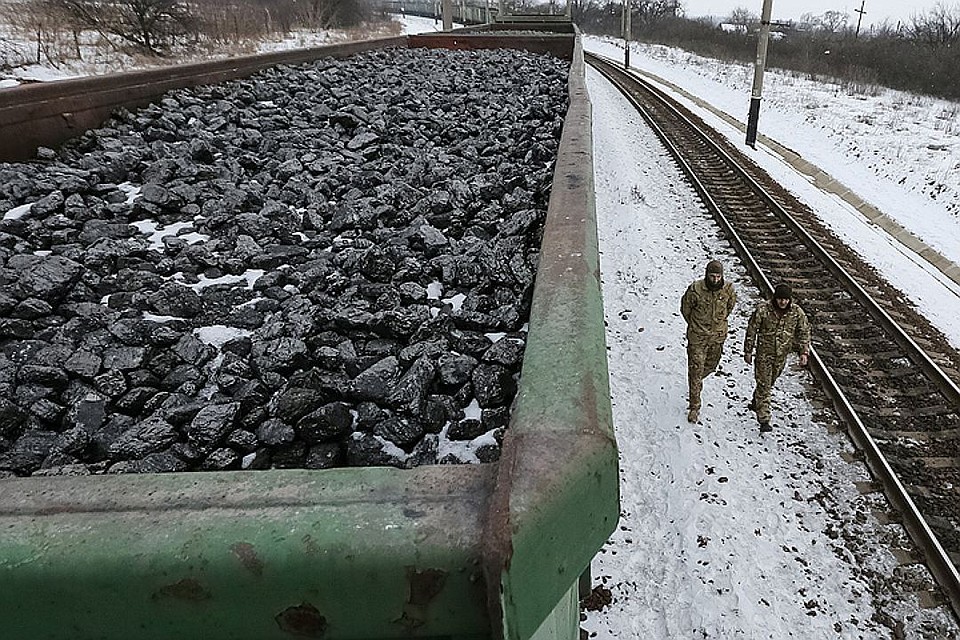 Из-за того, что украинские радикалы блокируют грузовые поезда с декабря, в стране возник дефицит угля, власти Незалежной ввели режим ЧП и предупредили население о веерных отключениях электричества