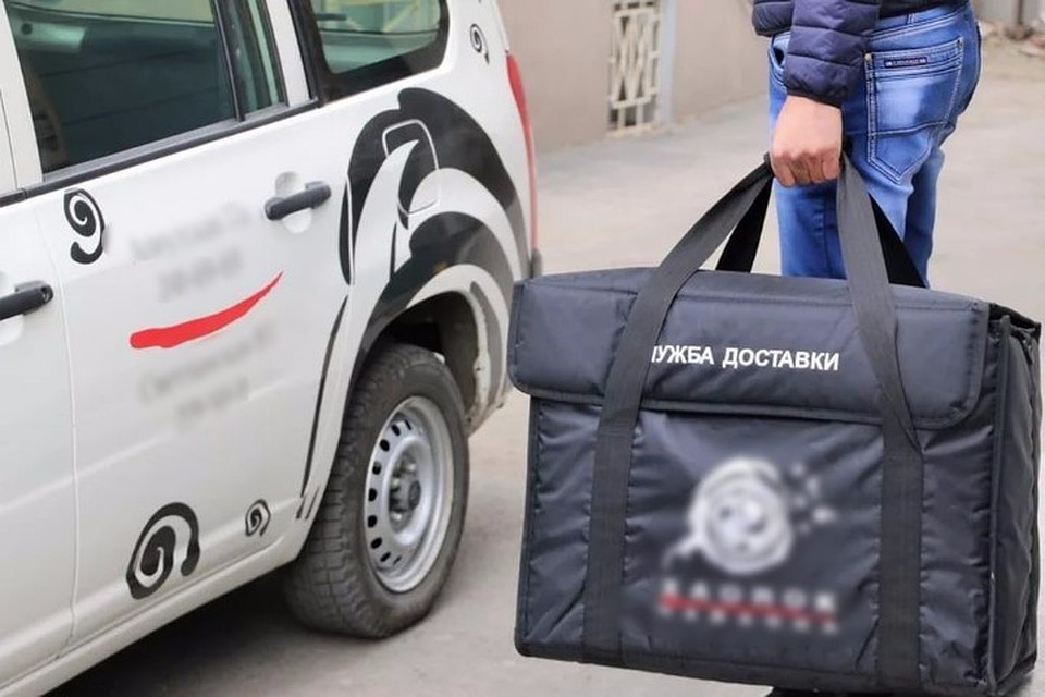 Парень выхватил у работника службы доставки сумку и убежал. Фото: en.deita.ru.