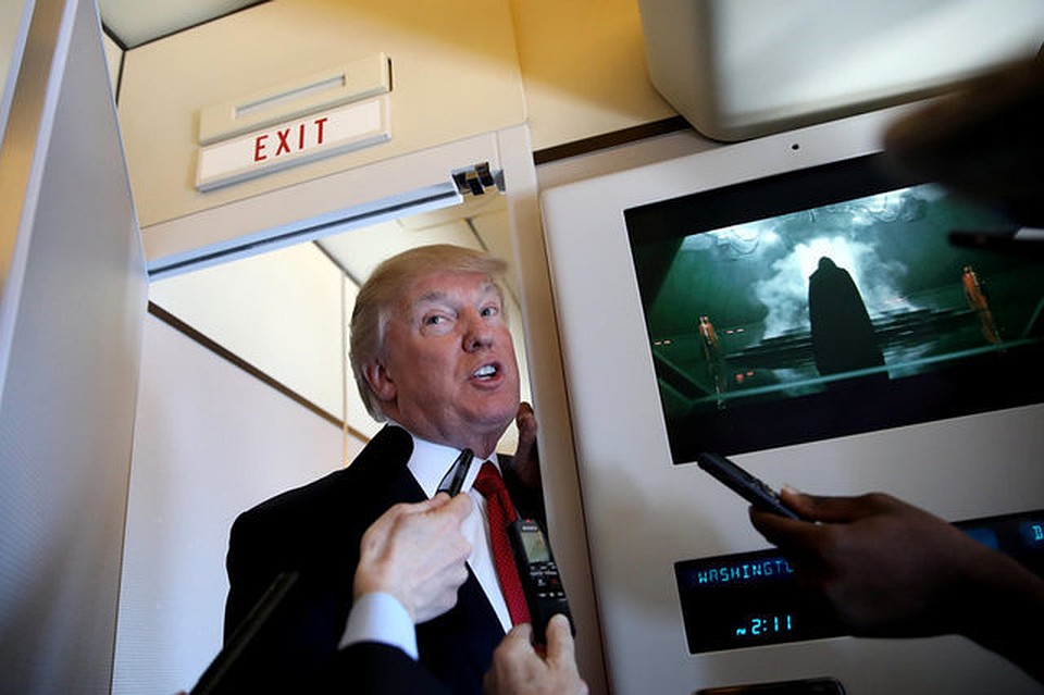 По дороге во Флориду Трамп заявил журналистам, что не делился с конгрессменами планами удара по Сирии