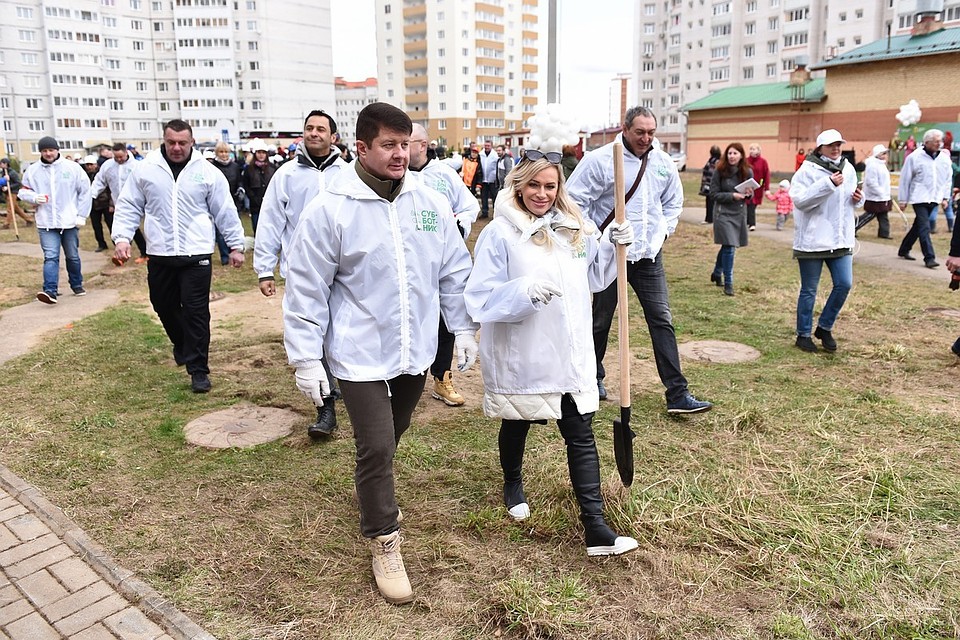 Наталья Гулькина на субботнике.