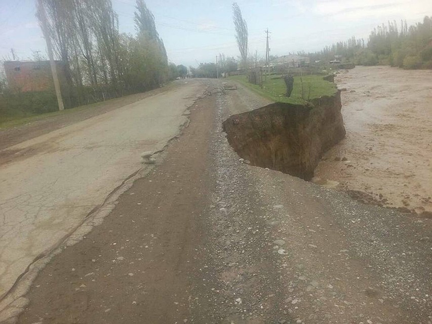 Поднявшаяся вода угрожает населению.