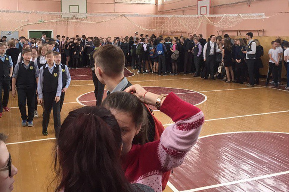 Учеников собрали в актовом зале.