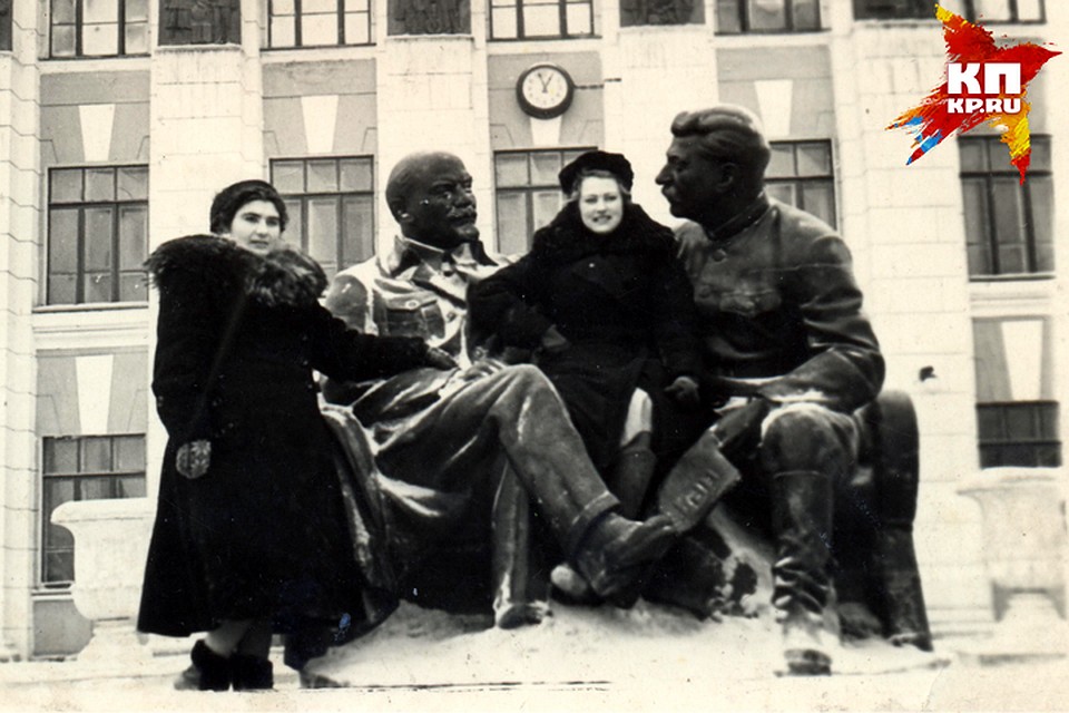 Памятник Ленину и Сталину около ДК "Жданова", фото сделано в 1950-х годах. Фото: Музей города Новосибирска