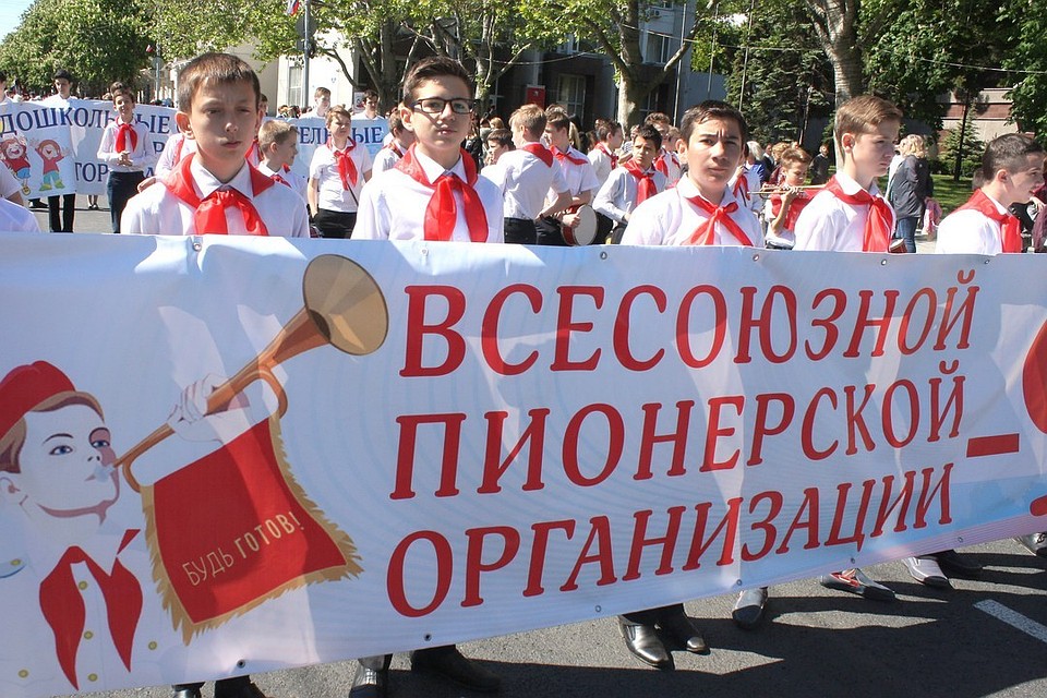 Тысячи девчонок и мальчишек прошли маршем по центральным улицам Севастополя под пионерскими флагами