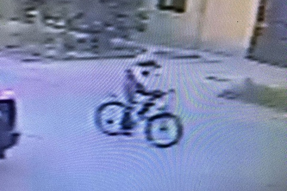 Жители Буденновска делятся в соцсетях фотографиями и видео подозрительных молодых людей на велосипедах. Фото: стоп-кадр видео.
