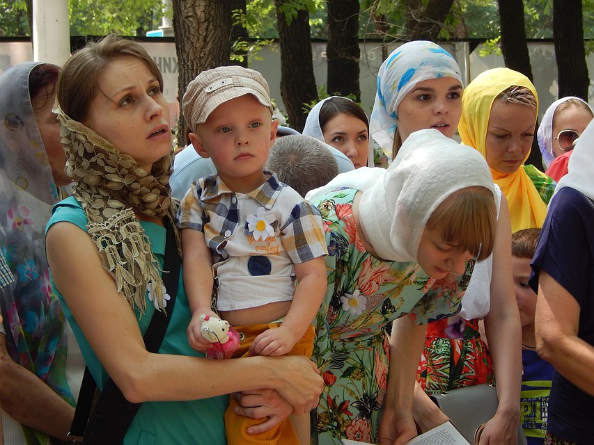 На молебен пришло около ста человек. Приходили целыми семьями.