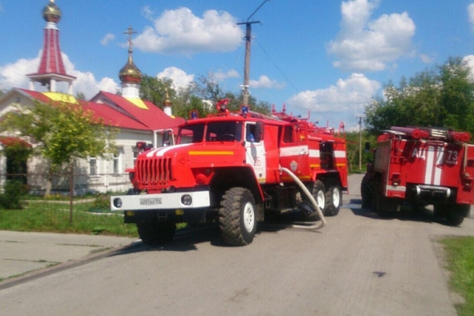 Пожарные спасли от огня вековую церковь в Новосибирской области Пожарные спасли от огня вековую церковь в Новосибирской области