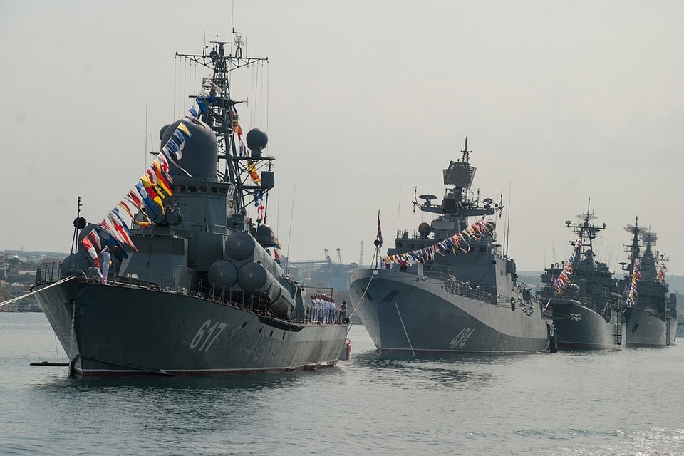 Всего в параде будут участвовать порядка 20 кораблей и судов и такое же количество авиационной техники.