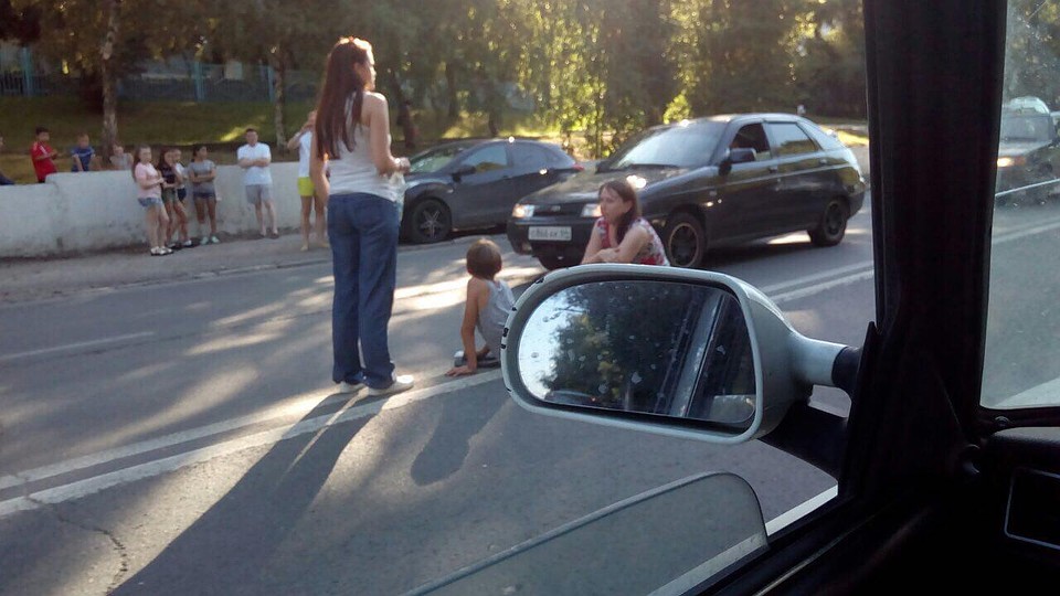 В Саратове восьмилетний парень попал под колеса иномарки В Саратове восьмилетний парень попал под колеса иномарки