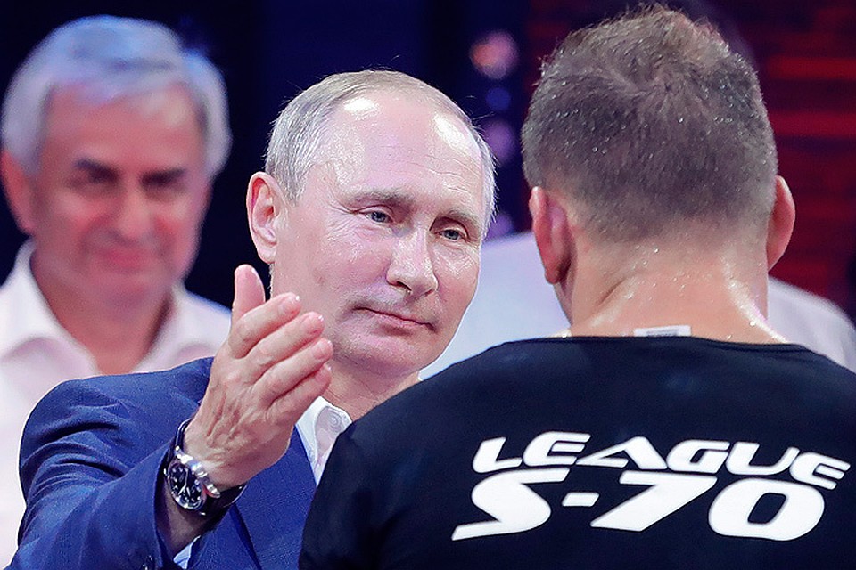 Президент РФ Владимир Путин во время церемонии награждения на VIII Международном турнире по профессиональному боевому самбо "Плотформа S-70". ФОТО Михаил Метцель/ТАСС