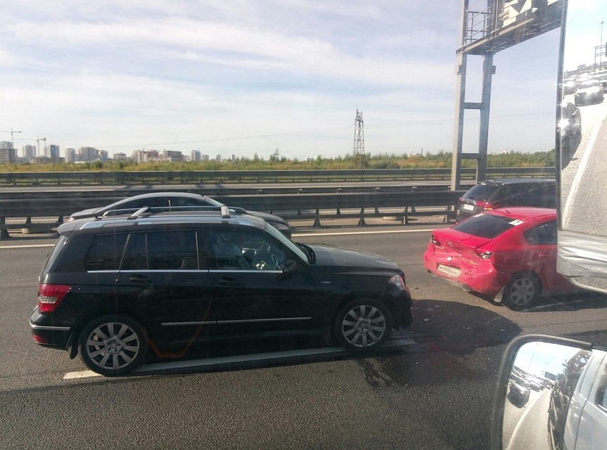 На КАД — пробка в 3 км из-за массовой трагедии На КАД — пробка в 3 км из-за массовой трагедии