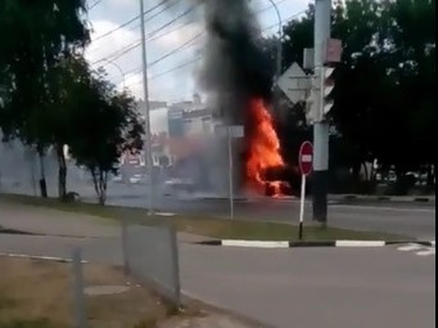 Скрин с видео, размещенного в соцсетях: момент тушения экскаватора