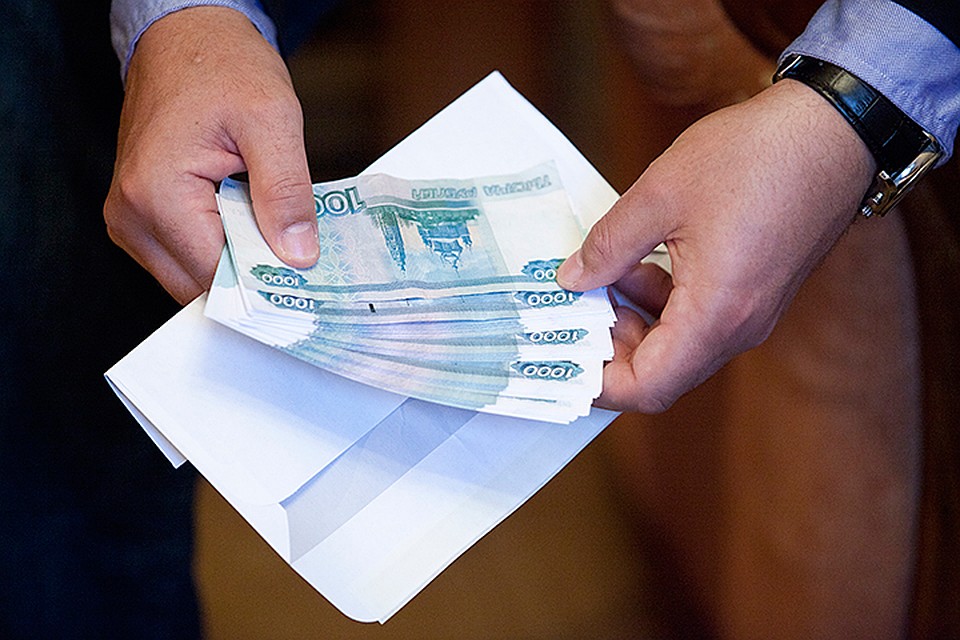 Всегда в кризис многие работодатели вынуждены экономить. Им тяжело платить социальные страховые платежи, поэтому зарплаты уходят в тень