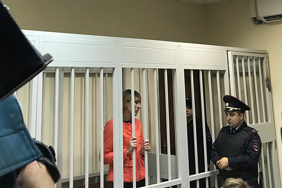 Первым же ходатайством стороны защиты Ольги Алисовой было удалить всех журналистов из зала суда