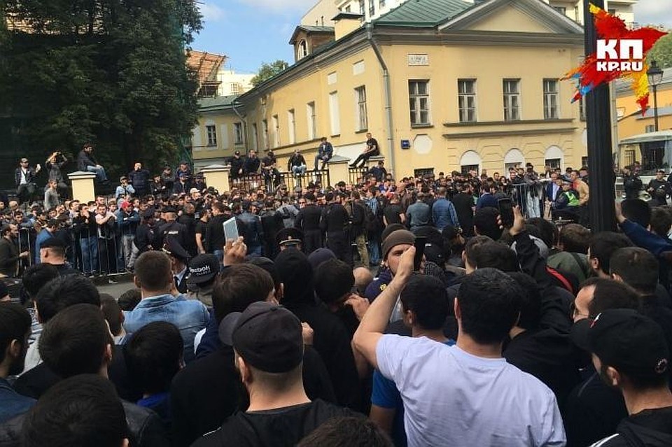 Мусульмане всего мира протестуют против гонений на своих единоверцев в Мьянме, акция у посольства Мьянмы в Москве собрала порядка 800 человек