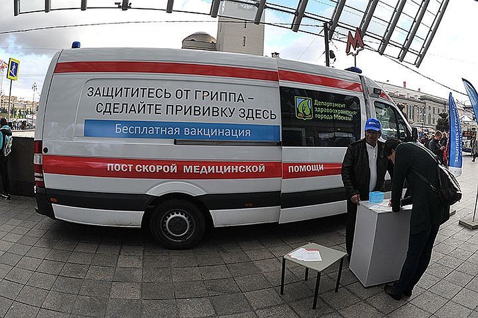 В Москве работают 100 мобильных прививочных пунктов у станций метро и МЦК, а также в центрах госуслуг «Мои документы»