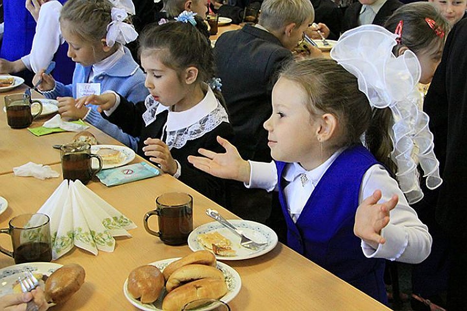 Питание на работе и в школе: можно ли бутербродами и кофе заработать гастрит?