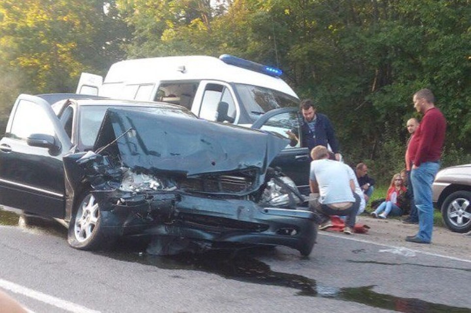 В крупной трагедии под Брянском пострадали шофёр и пассажирка «Мерседеса» В крупной трагедии под Брянском пострадали шофёр и пассажирка «Мерседеса»