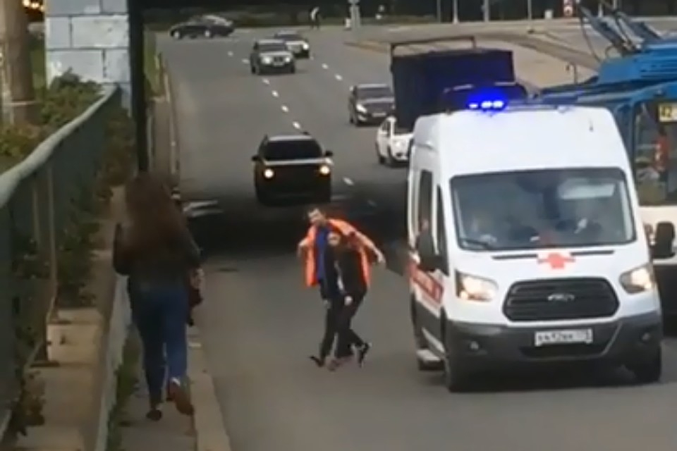 «Скорая» помогла прохожим спасти котенка у метро «Волковская» «Скорая» помогла прохожим спасти котенка у метро «Волковская»