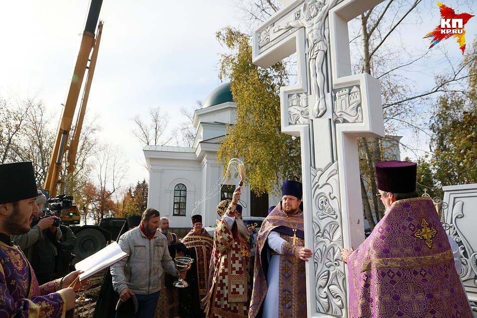 Шестиметровый крест освятили в Нагорном парке Барнаула Фото: Олег УКЛАДОВ