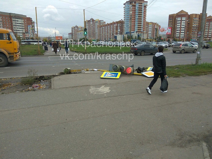 В Красноярске упал светофор и чуть не убил пешеходов В Красноярске упал светофор и чуть не убил пешеходов
