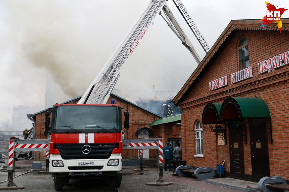 Пожар произошел рядом с Покровским собором в Барнауле Фото: Олег УКЛАДОВ