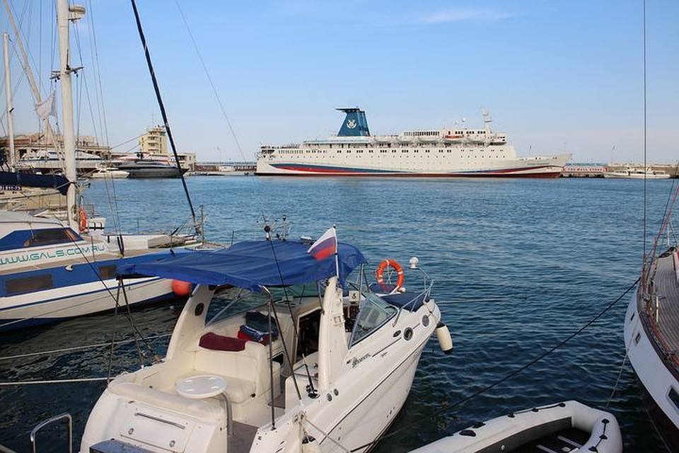 Корабли из Крыма бороздят морские просторы.