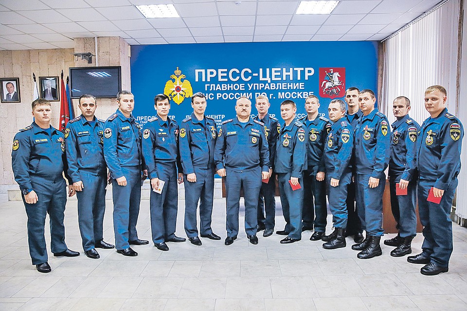 Особо отличившимся в тушении «Рио» вручили ведомственные награды. Фото: Пресс-служба МЧС России