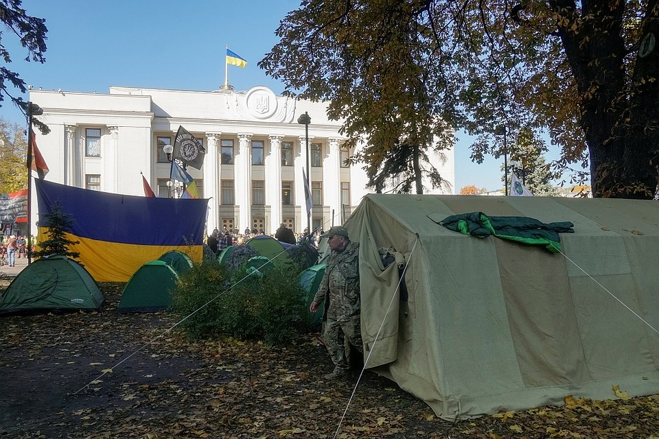 Полиция применила слезоточивый газ против митингующих у здания Рады
