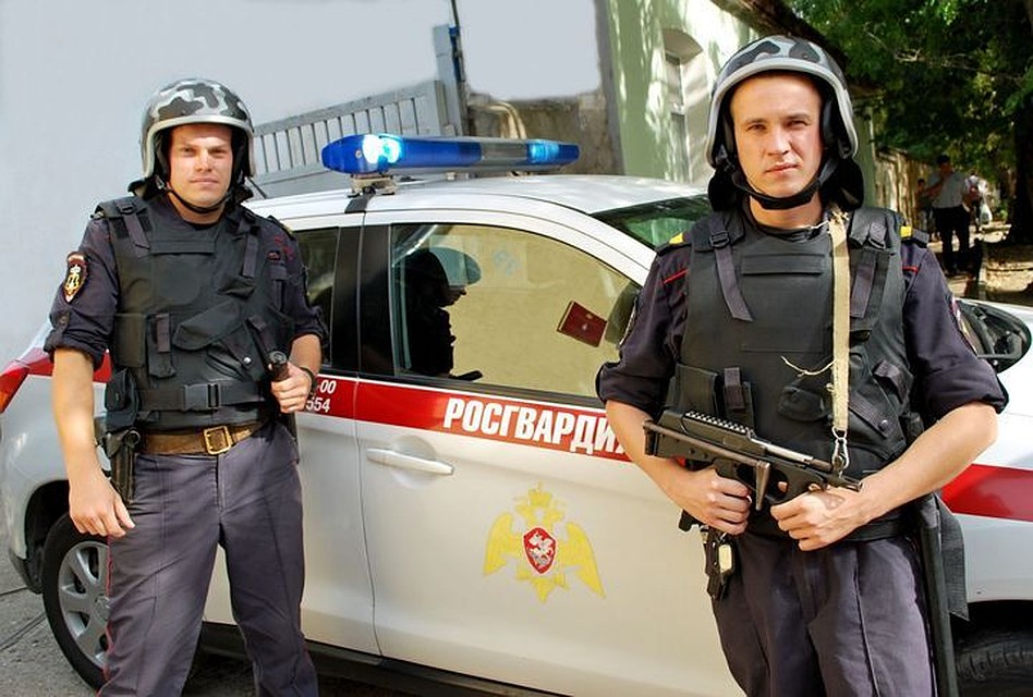 Наряд Росгвардии задержал подозреваемую. Фото: пресс-служба ФГКУ УВО ВНГ России по РК.
