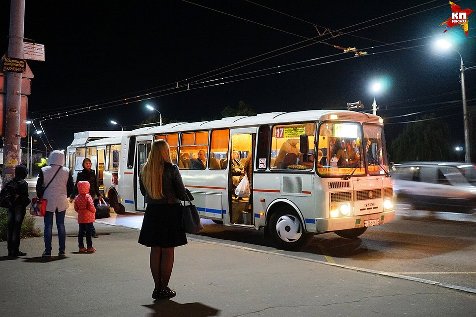 Сейчас после 21:00 в некоторые районы города на маршрутках уехать невозможно