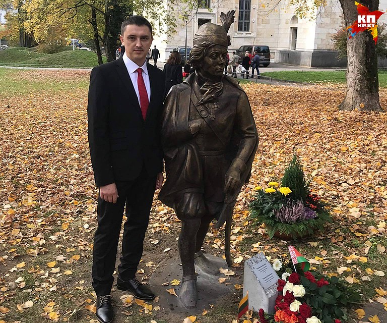 Инициатор и реализатор проекта памятника Костюшко в Золотурне Александр Сапега рядом со скульптурой «выдатнаму сыну Беларусі». Фото: из личного архива.