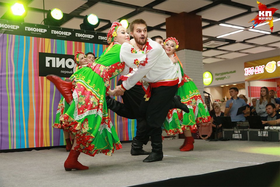В Барнауле состоялся танцевальный баттл между новосибирскими музыкантами-африканцами и барнаульскими «народниками». Фото: Олег УКЛАДОВ