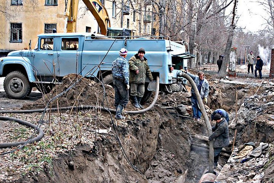 Движение на трех магистралях Новосибирска ограничили из-за ремонта теплотрасс.