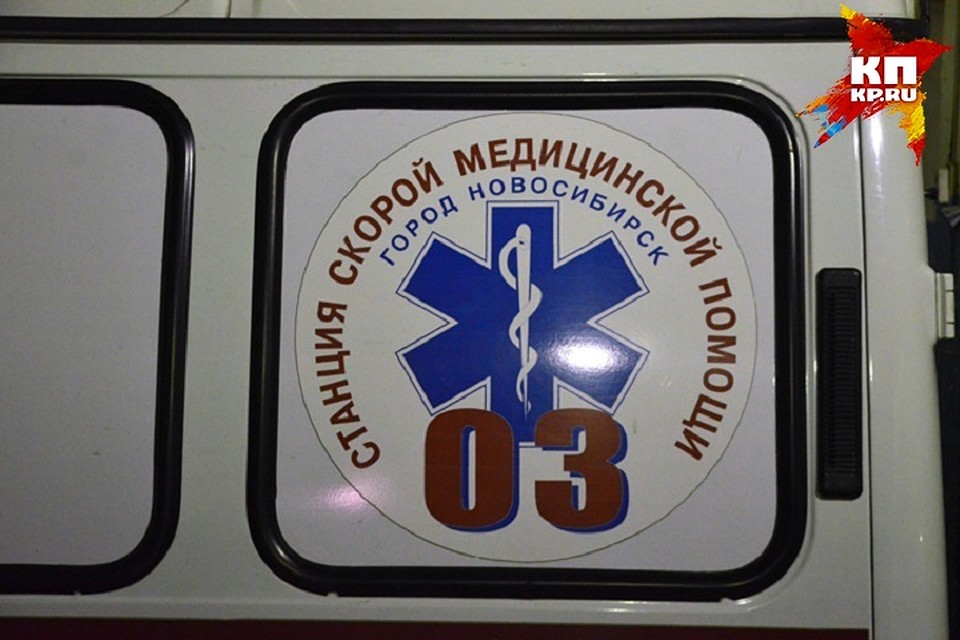 Два человека были госпитализированы в больницу с переломами ног и тяжелыми травмами головы.