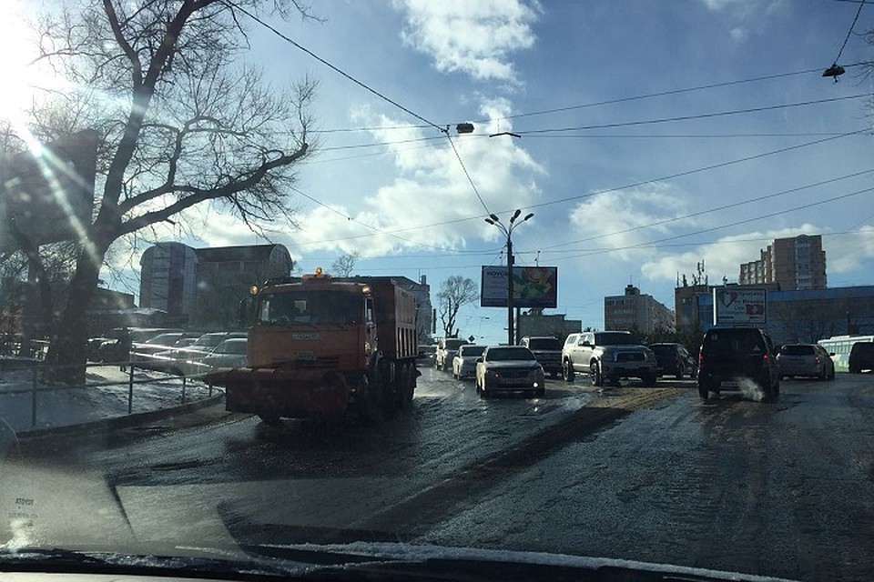 Во Владивостоке продолжается масштабная уборка снега
