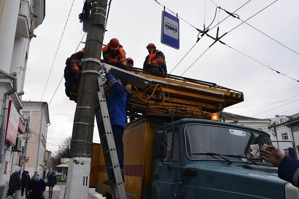 Устанавливаю электронное табло Фото: Администрация Твери