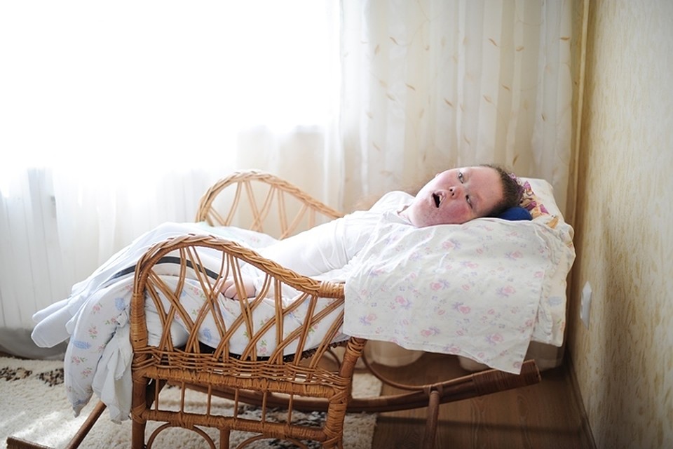 Рядом с Настей всегда находится мама