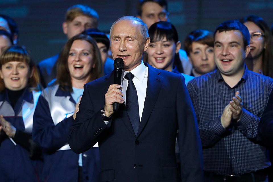 Президент РФ Владимир Путин на митинге, посвященном 85-летию Горьковского автомобильного завода. ФОТО Михаил Метцель/ТАСС