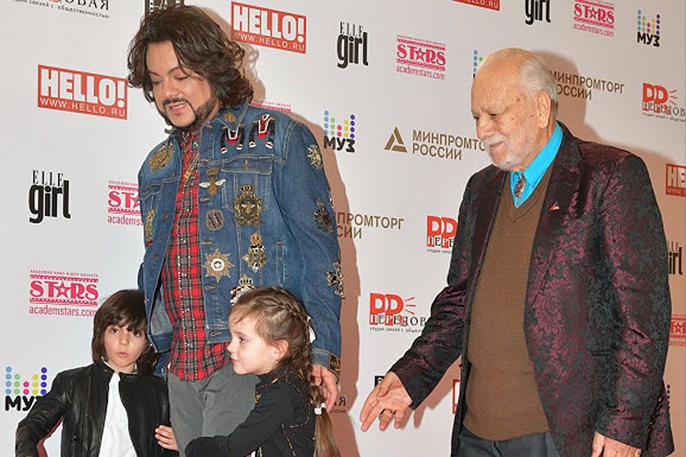 Филипп Киркоров с папой и детьми на красной дорожке премии «Kinder МУЗ Awards».