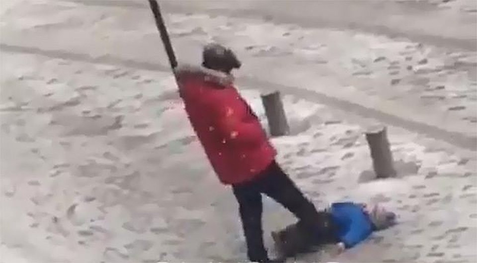 В социальных сетях видео вызвало бурную реакцию, после этого мужчину уволили с работы и водворили в ИВС