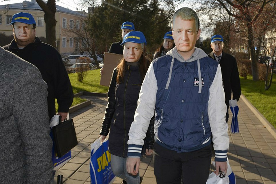 Далеко не на всех участниках шествия маски смотрелись органично. Фото: ВК, паблик "Ростов Главный".