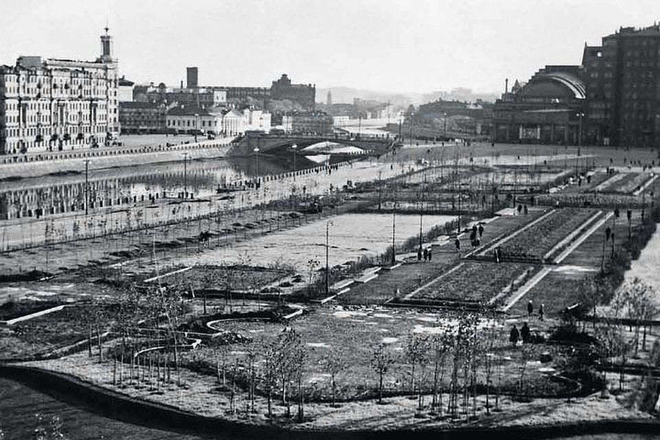Так выглядела Болотная площадь в 1940-х годах. Фото: pastvu.com