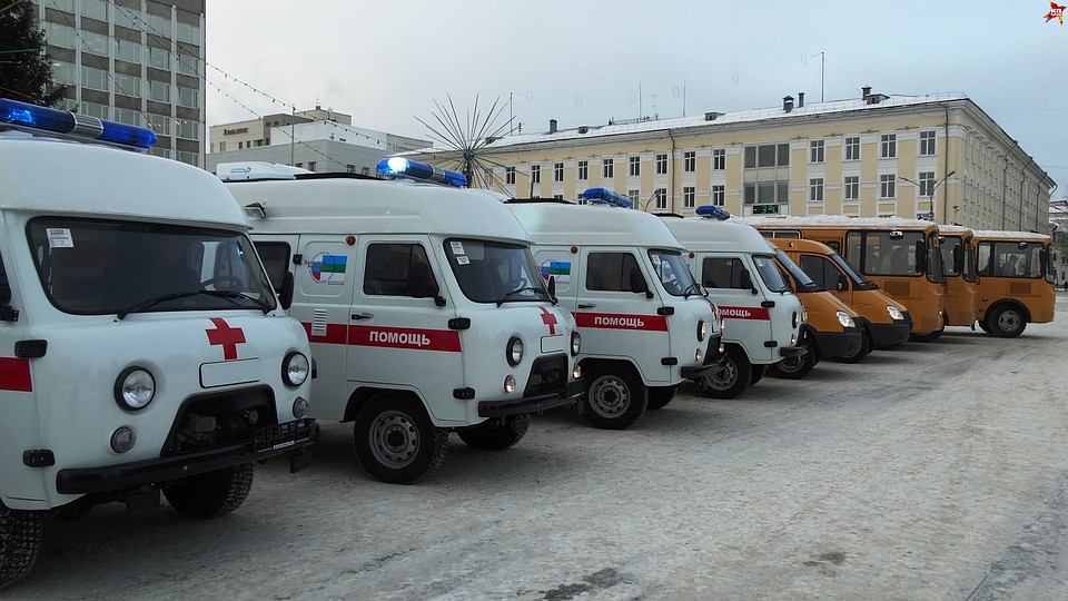 Районы Коми получили новые машины скорой помощи и школьные автобусы