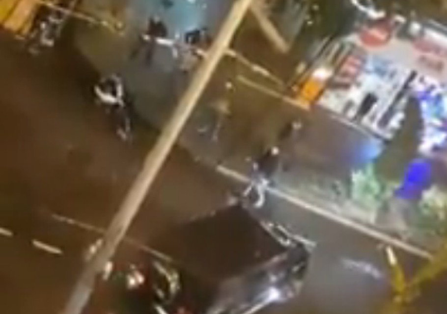 Милиция узнает обстоятельства потасовки с наездом на пешехода в центре Сочи Милиция узнает обстоятельства потасовки с наездом на пешехода в центре Сочи