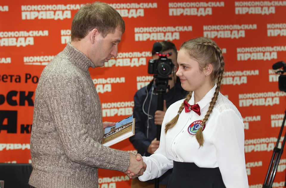 По окончании школьного интервью все ребята получили на память книги об истории области с автографом губернатора Приамурья Александра Козлова. Фото: Олег ЛЕШТАЕВ