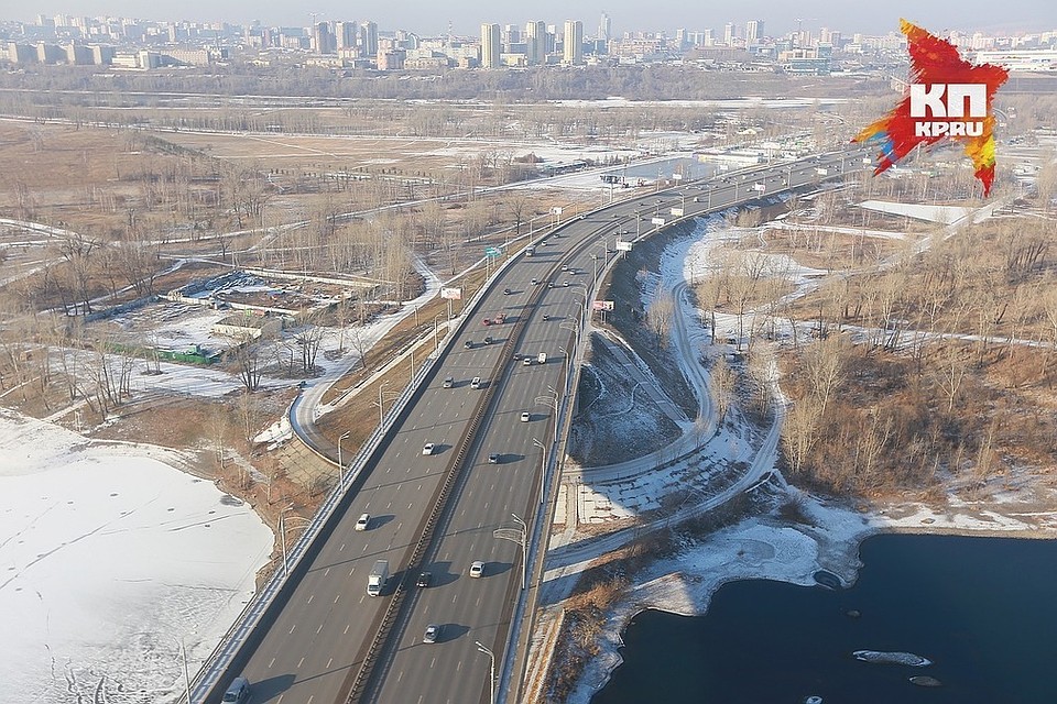 Упавшего с Октябрьского моста в Енисей выручили спасатели