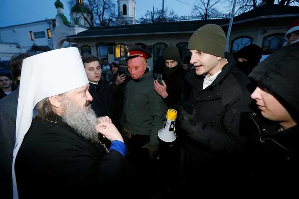 Украинские радикалы разблокировали заезд в Киево-Печерскую лавру Украинские радикалы разблокировали заезд в Киево-Печерскую лавру