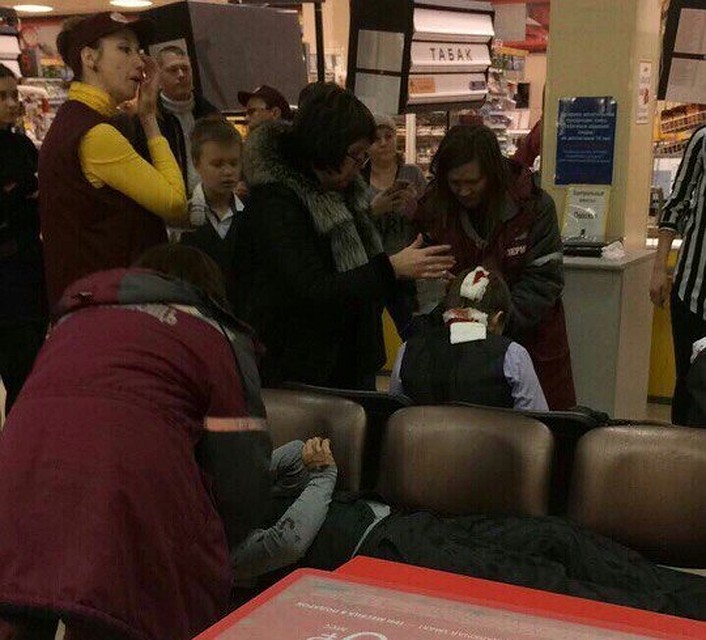 Пострадавшим школьникам оказывали первую помощь в холле ТЦ Кит. Фото: соцсети
