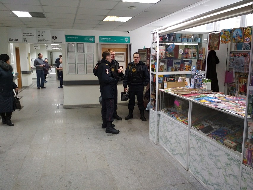 В больнице работают и сотрудники полиции Фото: Сергей ТРЕТЬЯКОВ